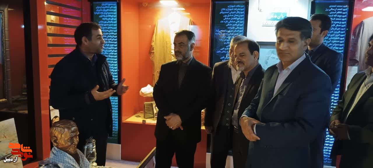 بازدید فرماندار اردبیل و هیئت همراه از موزه شهدای اردبیل