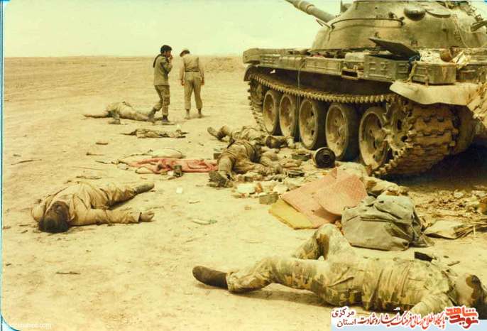 در عملیات اطراف خرمشهر تانک مزدوران عراقی و جنازه آنها1361