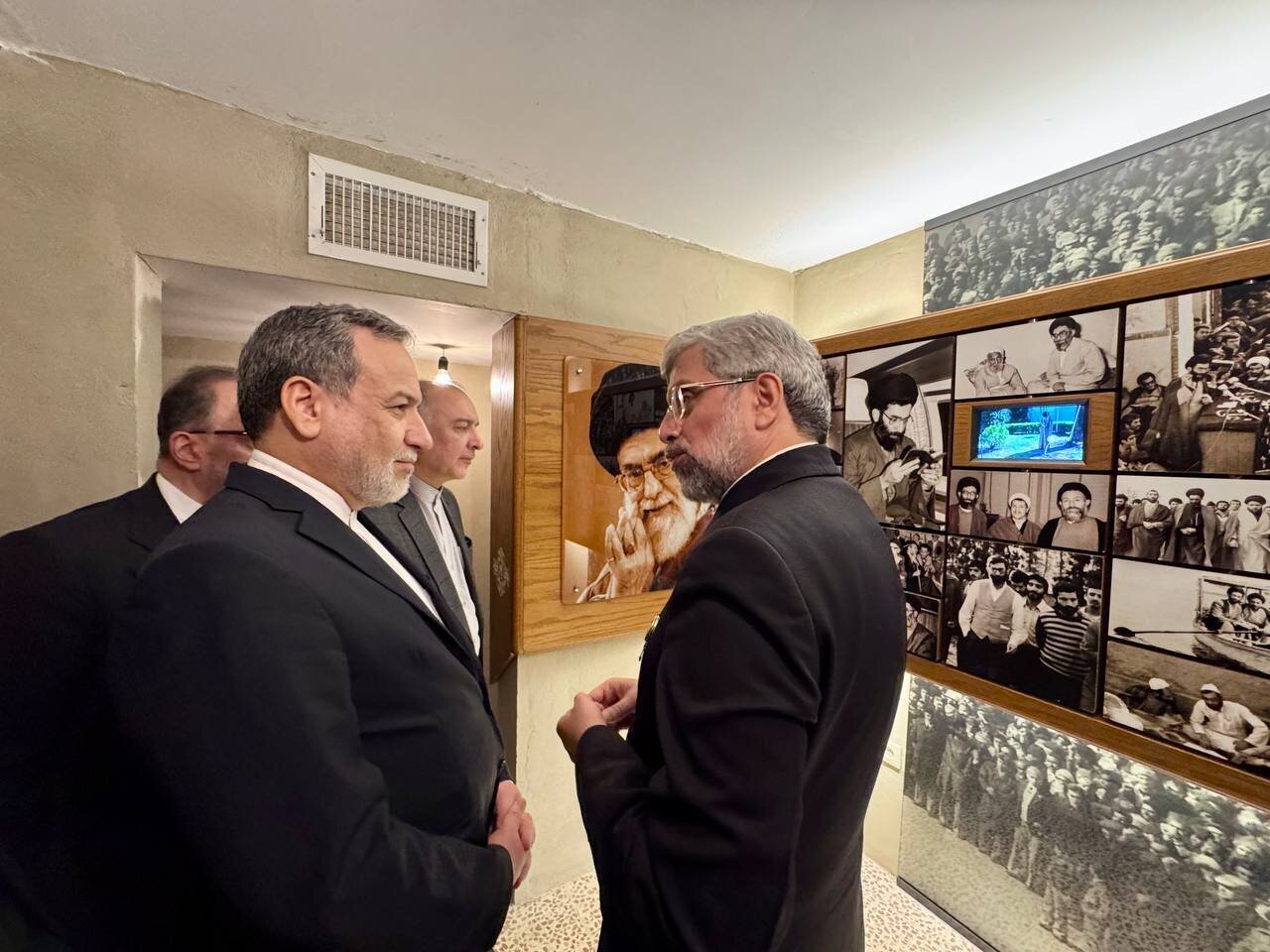 بالصور..عراقجي يزور منزل قائد الثورة التاريخي في مشهد