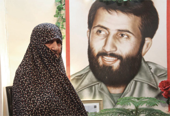 برابری عرق جهادگران با خون رزمندگان برابری عرق جهادگران با خون رزمندگان