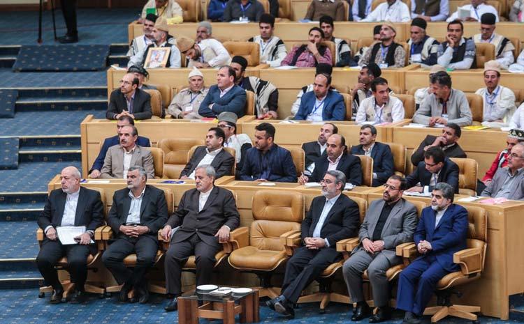 تصویر شهید مدافع حرم گرگانی در همایش روز ملی عشایر و روستا با حضور رئیس جمهور