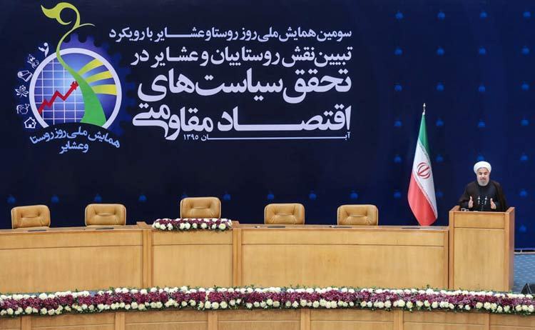 تصویر شهید مدافع حرم گرگانی در همایش روز ملی عشایر و روستا با حضور رئیس جمهور