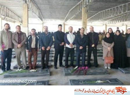 مراسم گلافشانی و عطرافشانی مزار شهدای کرمانشاه برگزار شد مراسم گلافشانی و عطرافشانی مزار شهدای کرمانشاه برگزار شد