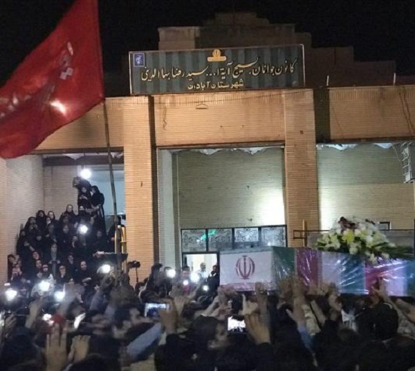 پیکر پاک یک شهید مدافع حرم در آبادان تشییع شد پیکر پاک یک شهید مدافع حرم در آبادان تشییع شد