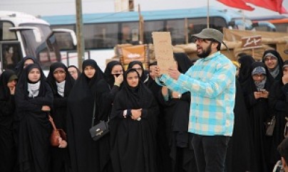 تئاتر میدانی «صندلی انتظار» در جوار شهدای هویزه اجرا شد تئاتر میدانی «صندلی انتظار» در جوار شهدای هویزه اجرا شد