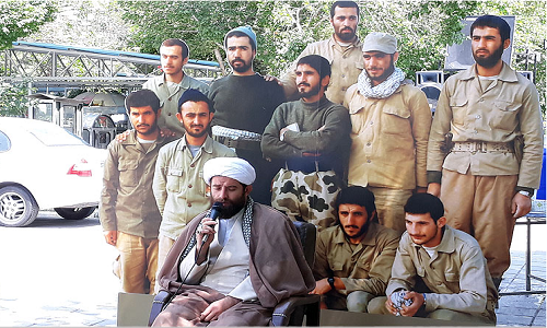 حضور دانشجویان بسیجی بر سر مزار شهدا حضور دانشجویان بسیجی بر سر مزار شهدا
