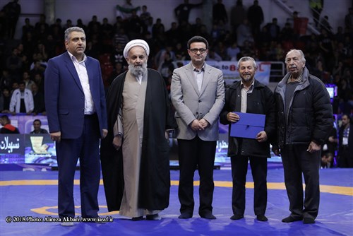 تجلیل از پدر شهید مدافع حرم تجلیل از پدر شهید مدافع حرم