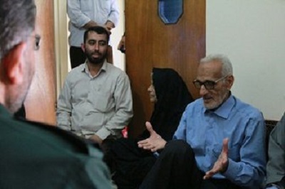 دیدار حاج قاسم سلیمانی با یک خانواده شهید دیدار حاج قاسم سلیمانی با یک خانواده شهید