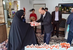 مسئولین شهرستان اسفراین با خانواده شهید بسیجی مسئولین شهرستان اسفراین با خانواده شهید بسیجی