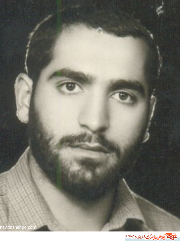 میزی که پشت آن نشستهاید بر دریایی از خون شهدا استوار است میزی که پشت آن نشستهاید بر دریایی از خون شهدا استوار است
