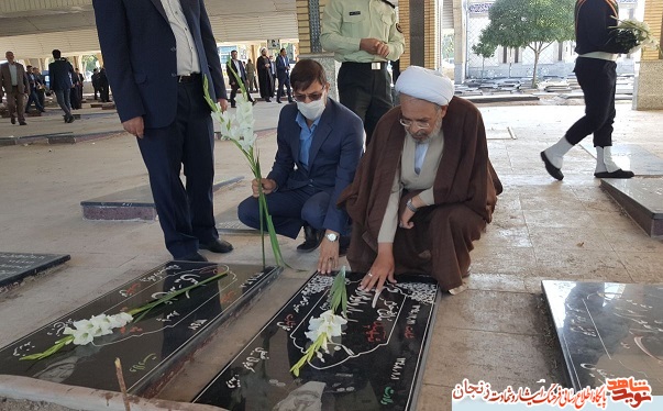 گزارش تصویری/ گلباران مزار شهدا در هفته قوه قضاییه گزارش تصویری/ گلباران مزار شهدا در هفته قوه قضاییه