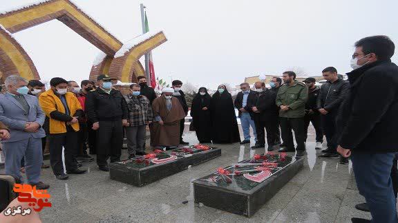 همزمان با آغاز دهه فجر قبور شهدای گمنام شهر فرمهین گلباران شد