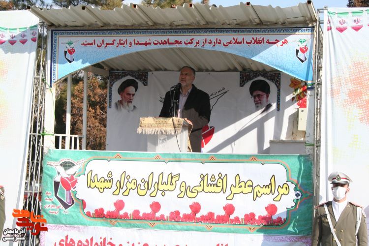 آئین میهمانی لاله‌ها و عطرافشانی مزار شهدای ارومیه