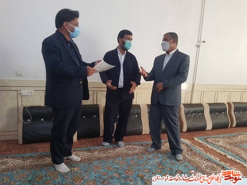 تجلیل رئیس بنیاد شهید کوهدشت از جانباز «حاج علی موحدی نیا»