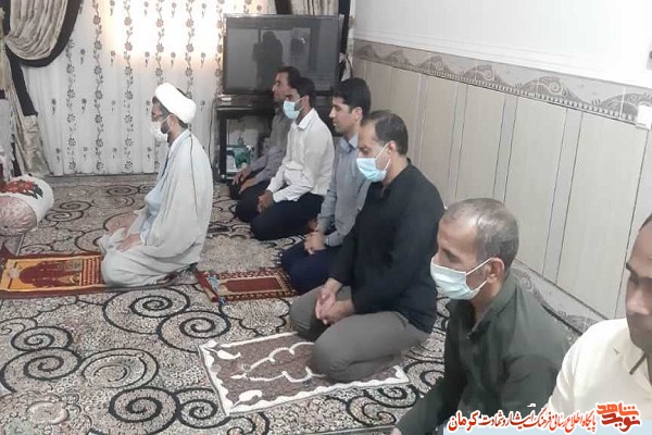 رئیس بنیاد شهید قلعه گنج با خانواده شهید 