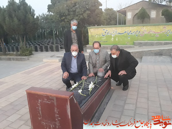 گلزار شهدای همدان با حضور معاون فرهنگی بنیاد شهید غبارروبی شد