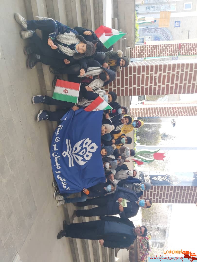 ادای احترام دانش آموزان بر سر مزار شهید «حامد جوانی» ادای احترام دانش آموزان بر سر مزار شهید «حامد جوانی»