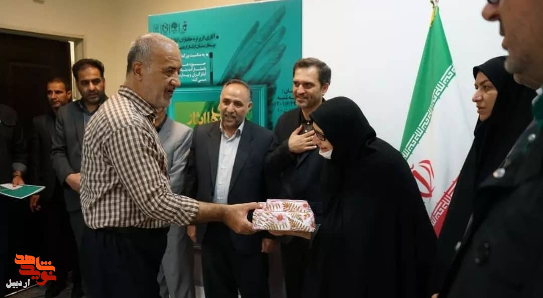 برگزار آیین افتتاح نمایشگاه نقاشی جلوه های ایثار در اردبیل