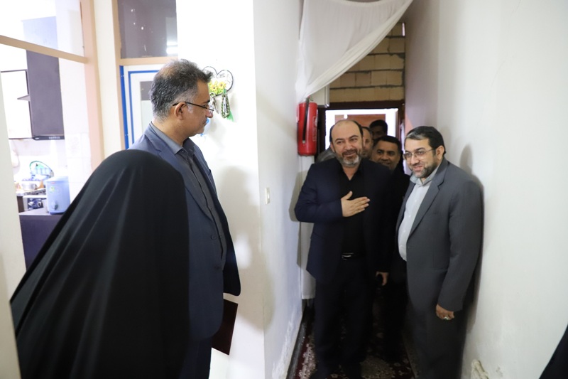دیدار استاندار هرمزگان و مدیرکل بازرسی بنیاد با خانواده‌‌ شهید «پایان» در بندرعباس