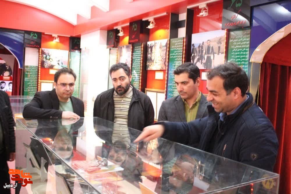 بازدید کارکنان حوزه هنری استان اردبیل از موزه شهدای اردبیل