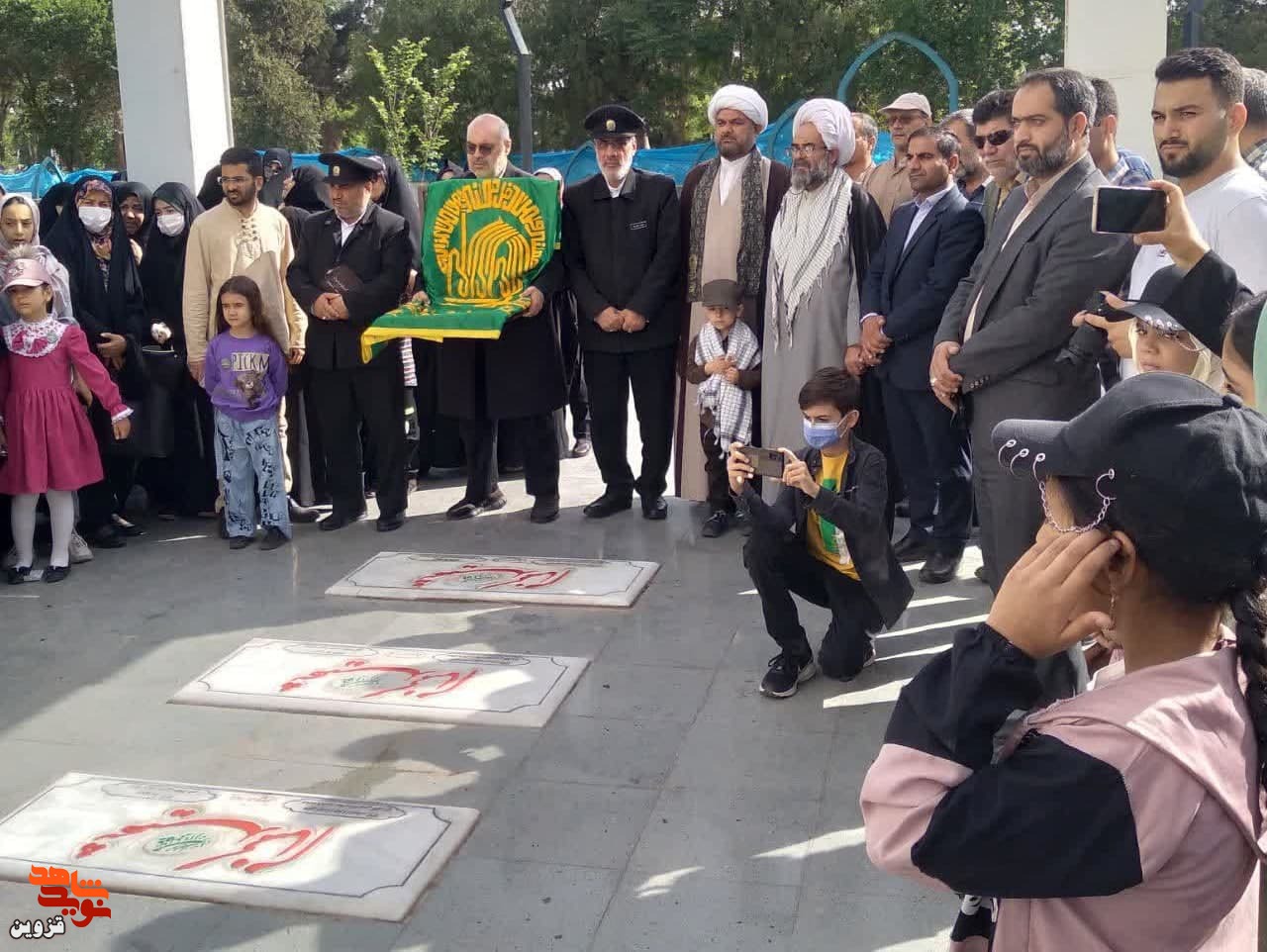 خادمان حرم مطهر رضوی به شهدای بوئین‌زهرا ادای احترام کردند