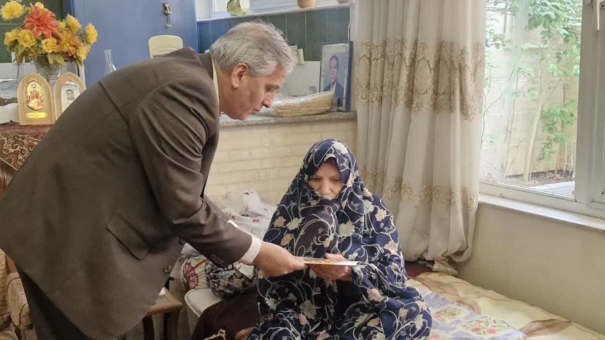 سرپرست بنیاد شهید آذربایجان شرقی با ۴ خانواده شهید و جانباز دیدار کرد