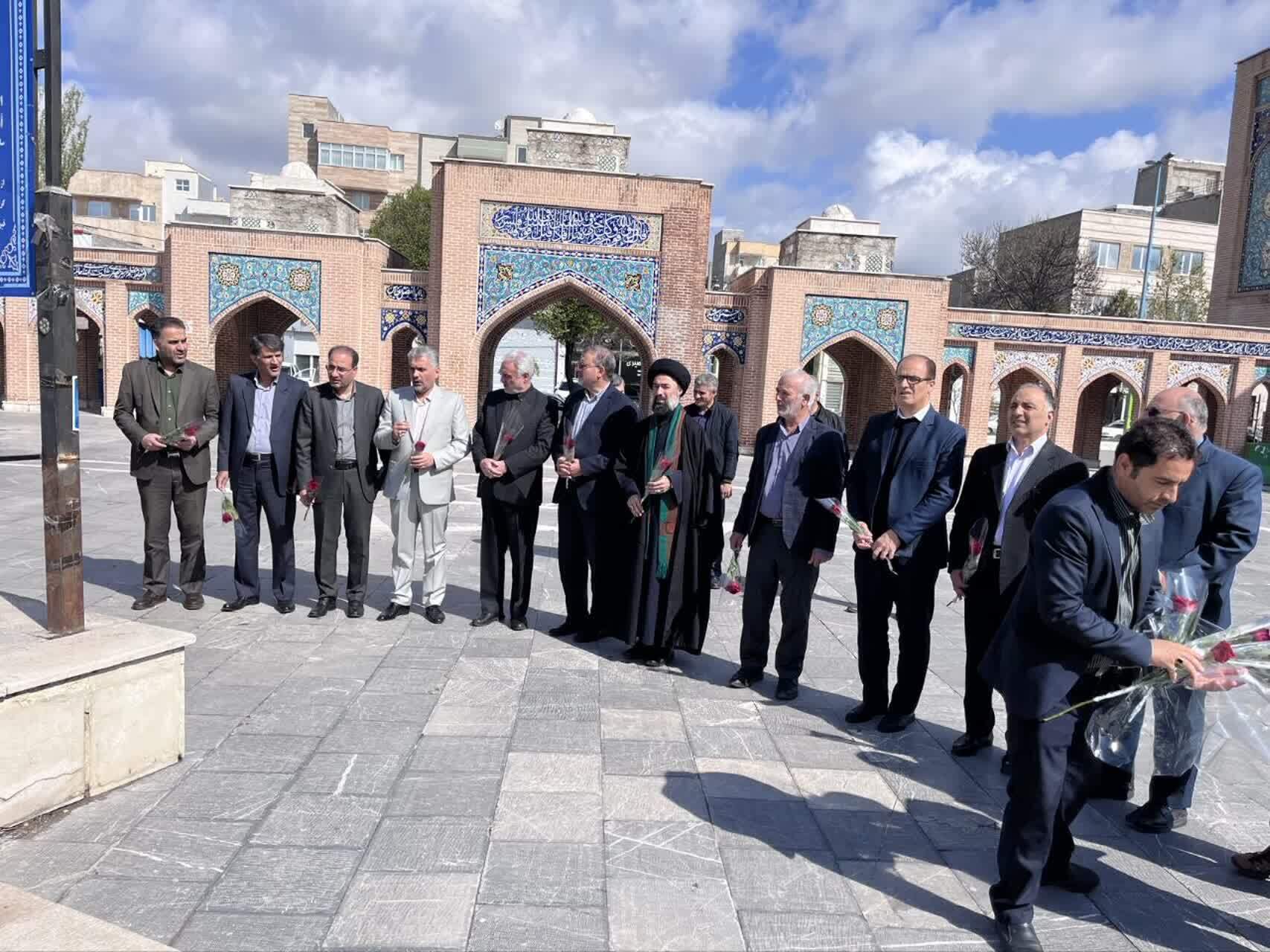 ادای احترام سردار سلیمانی معاون فرهنگی بنیاد شهید و امور ایثارگران به مقام شامخ شهدای اردبیل