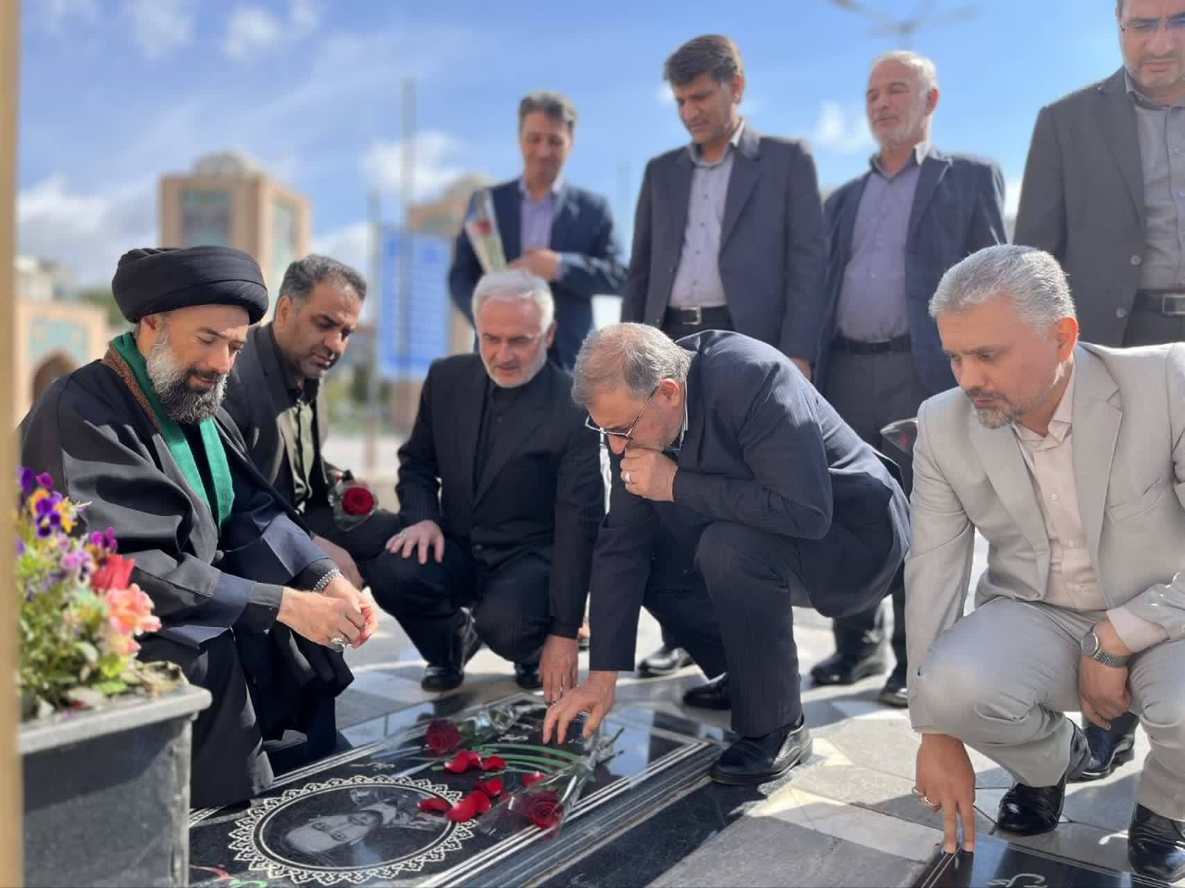 ادای احترام سردار سلیمانی معاون فرهنگی بنیاد شهید و امور ایثارگران به مقام شامخ شهدای اردبیل