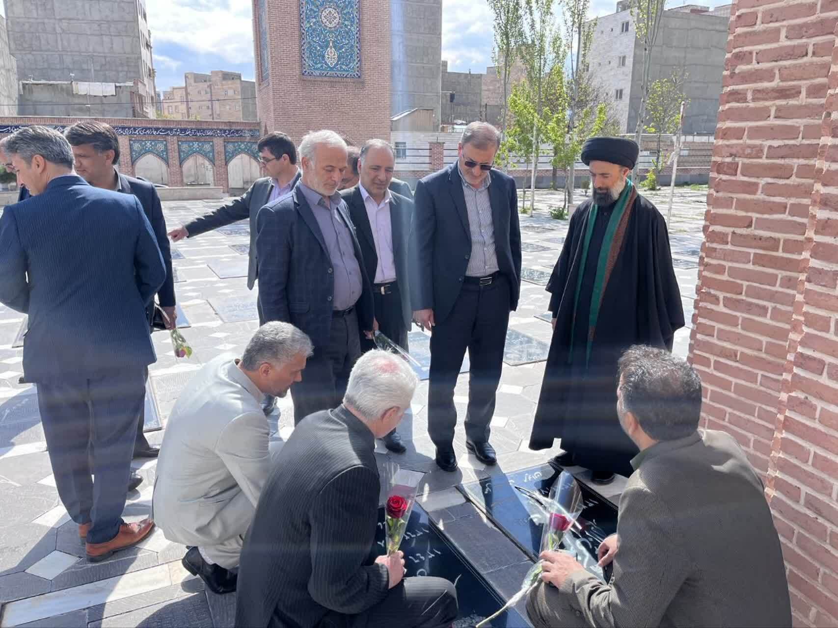 ادای احترام سردار سلیمانی معاون فرهنگی بنیاد شهید و امور ایثارگران به مقام شامخ شهدای اردبیل