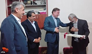 دیدار استاندار بوشهر با پدران شهیدان والامقام عبدالصمد توفیقی مطلق و نامدار عمادی در شهر بوشهر