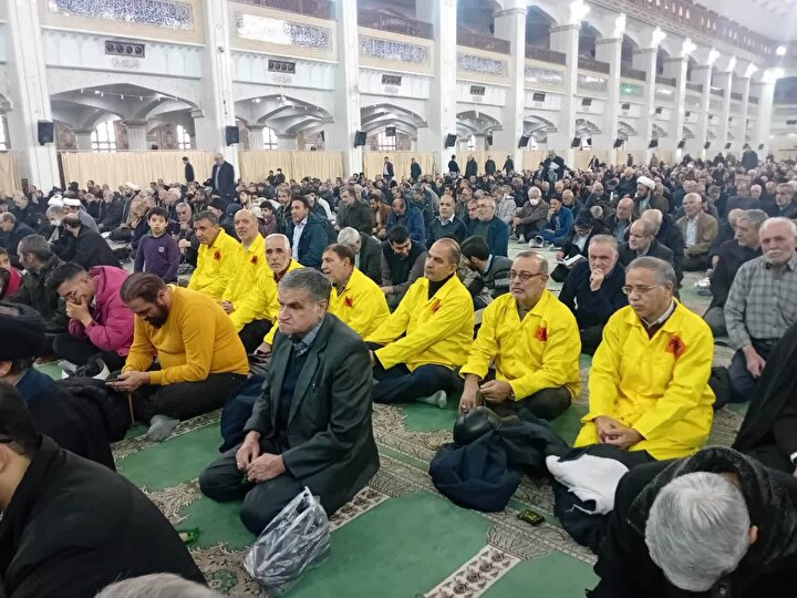 آزادگان تبریزی با لباس دوران اسارت یاد شهدای غریب اسارت را در نماز جمعه زنده کردند