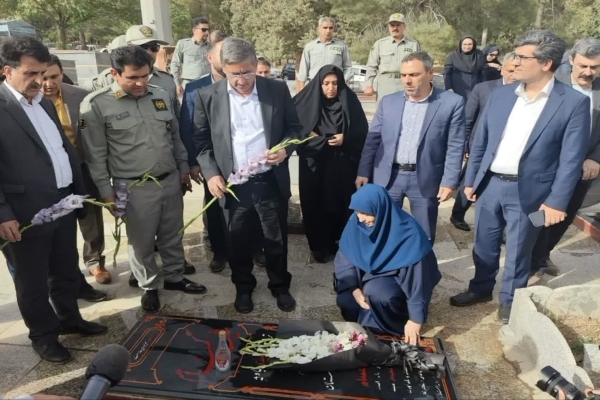 ادای احترام رئیس سازمان حفاظت محیط زیست کشور به مقام شامخ شهدا در استان لرستان