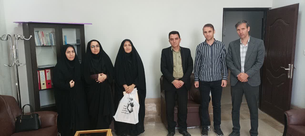 همزمان با دهه کرامت و روز دختر از دو فرزند شهید دختر شاغل تقدیر شد.