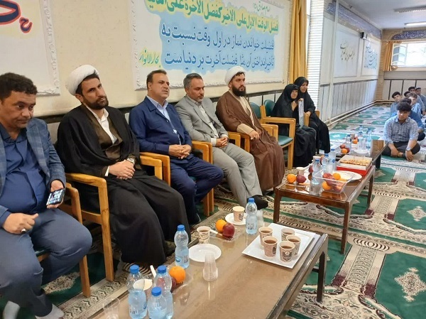 مدارس دبیرستان امام خمینی «ره» به نام و عکس شهدا مزین شد