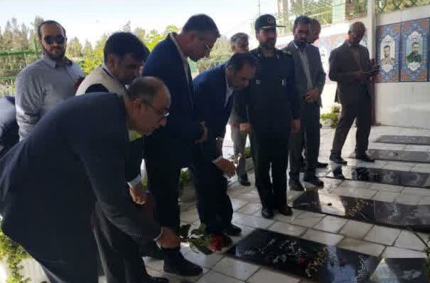 غبارروبی و عطرافشانی گلزار شهدای زاهدان