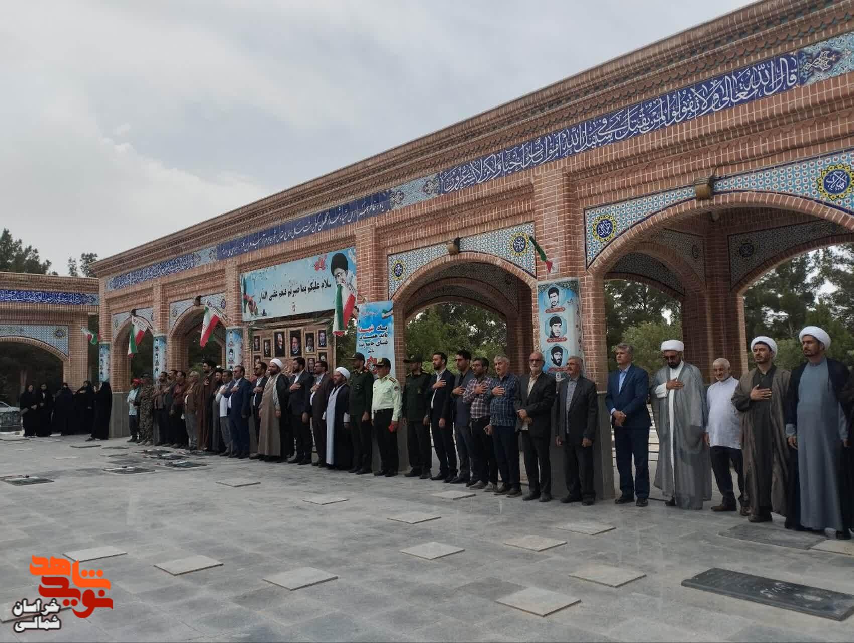 تصاویر/غبارروبی مزار شهدا به مناسبت گرامیداشت آزادسازی خرمشهر در خراسان شمالی