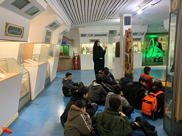 دانش‌آموزان دبستان پسرانه شهید صدوقی از موزه مرکزی شهدا بازدید کردند