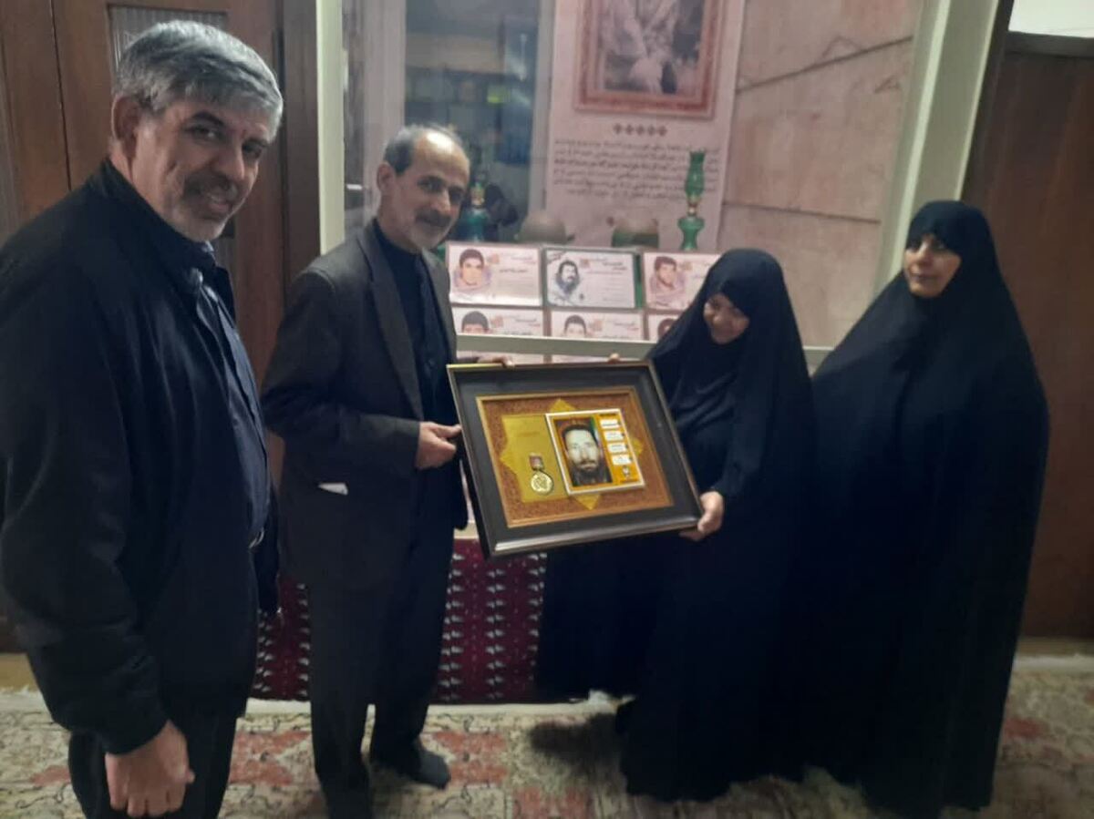 تقدیم نشان زرین کنگره ملی شهدای آزاده &laquo;غریب در اسارت&raquo; به خانواده شهید عباس رضایی&zwnj;مقدم در خراسان رضوی