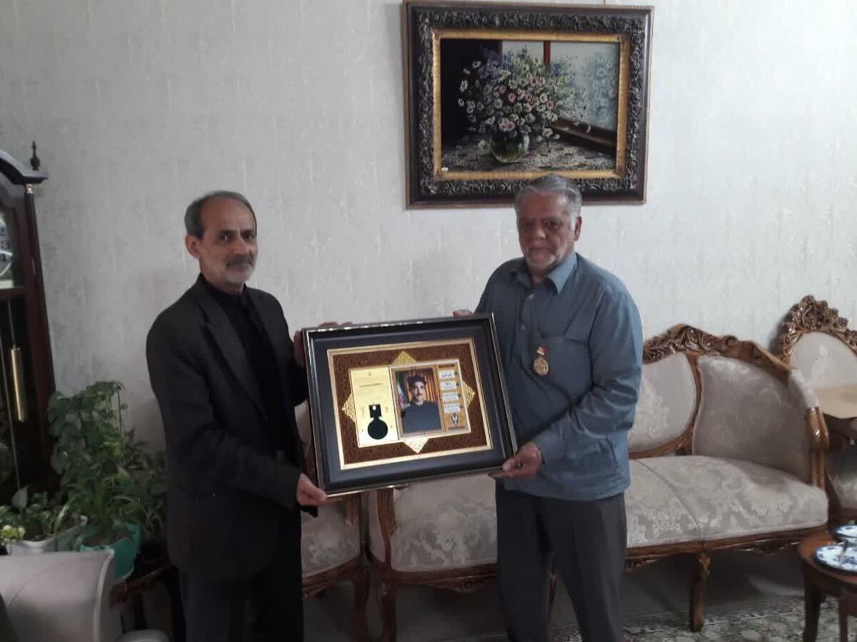 تقدیم نشان زرین کنگره ملی شهدای آزاده &laquo;غریب در اسارت&raquo; به خانواده شهید علی خبیری در خراسان رضوی