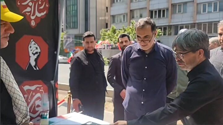 حضور معاون رئیس‌جمهور و رئیس بنیاد شهید در موکب سلام شهید/ خیابان طالقانی در روز تشییع آقای شهید ایران