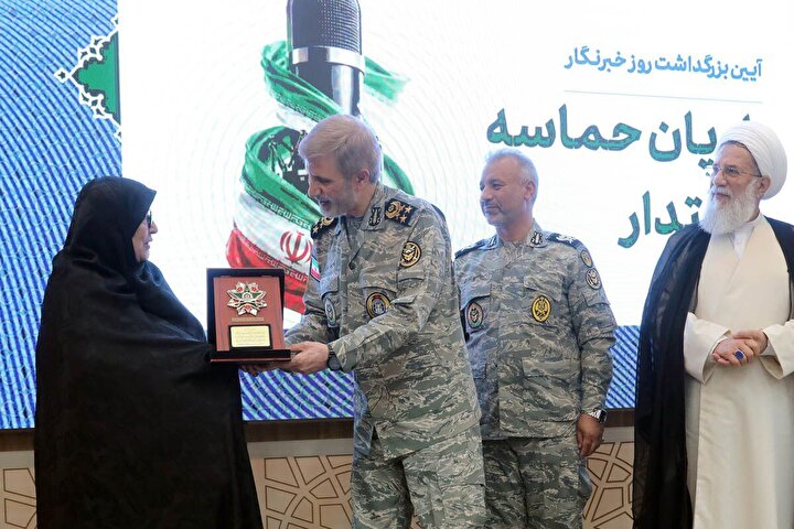 نشان فداکاری به خانواده شهید صحرایی با حضور سرلشکر حاتمی اهدا شد