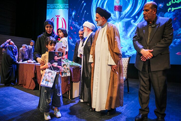 آیین تکریم و تجلیل از خاتواده معزز شهدای جنگ تحمیلی سوم