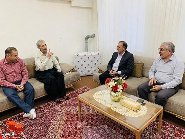 خسرو شهیدی، مدیرکل بنیادشهید و امور ایثارگران کردستان، پای صحبت خانواده‌های معظم شهدا و جانبازان نشست