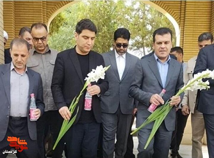 معاون رئیس‌جمهور به مقام شهدای کردستان ادای احترام کرد