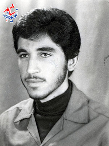 شهید عبدالحميد مسيحيان /تولد: 1341 شهادت: 22/12/62 /  از تمامى برادران و خواهران التماس دعا دارم و خود را برده اى سراپا تقصير و پرگناه مى دانم كه تنها عمل خيرش را به گناه خويش كه چگونه و با چه رويى به محضرش وارد شوم و اقرار به وحدانيتش و پيروى و شهادت رسول و ائمه معصومش دهم درحاليكه وقتى مى گفتم خدا به ديگرى دل بسته بودم و هرگاه ادعاى پرستش مى گردم ديگرى را بت و از او حل مشكل و كمك مى خواستم. 