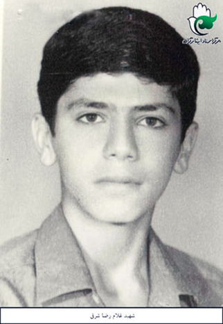 شهید غلام‌رضا شرفى / تولد :05/04/1348 / شهادت:  :22/12/66
 مگر كسى مى تواند ادعاى مسلمان بودن نمايد ودراين موقع حساس كه سرزمينهاى مقدس اسلامى مورد هجوم ملحدان قرارگرفته ساكت بنشيند وبى تفاوت باشد ودرحالى كه مشاهده مى نمايد كه اين زمان زمان ايثار وفداكارى است چنانچه درخود آمادگى دفاع ازاسلام را مى بيند وحركت نمى كند بداند كه درزمره مغضوب عليهم است خود را به استهزاء و تمسخر گرفته است .