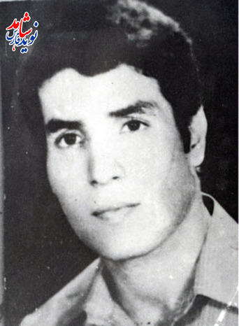 شهید فرزاد دستور /تولد  :1337 / شهادت :22/12/59 /
اززمانى كه راه خدا را برگزيديم كاملا به اين مسئله واقف بودم كه اعتقادم به اين راه چه مسئوليتهاى سنگينى را متوجهم مى كند ونيز سرانجامش جزشهادت نمى باشد (كه نقطه اوج تكامل انسان است ) منهم با تمامى وجودم آنرا پذيرا شدم.