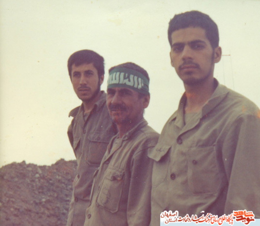 شهید محمد علی خانعلی در کنار فرزند شهیدش کاظم خانعلی