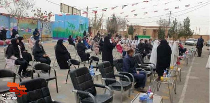 نواختن زنگ انقلاب در دبستان پسرانه شهید «مرتضی هداوند میرزایی» شهرستان پاکدشت