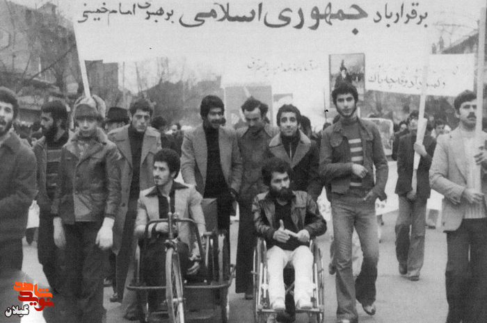 زمستان ۱۳۵۷- جانبازان انقلاب در حاشیه یکی از راهپیماییها در رشت
